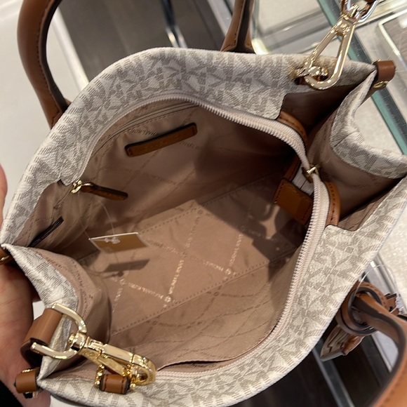 MICHAEL KORS
Mirella Small Logo Crossbody Bag
Vanilla
NWT - Picture 6 of 16